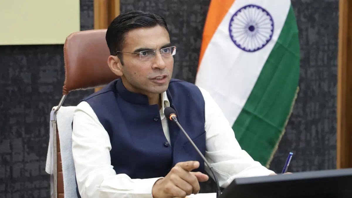 जिलाधिकारी सविन बंसल देहरादून में गैस आपूर्ति की समीक्षा बैठक करते हुए।